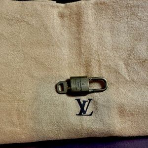‼️✅AUTHENTIC LV dust bags and lock&key‼️